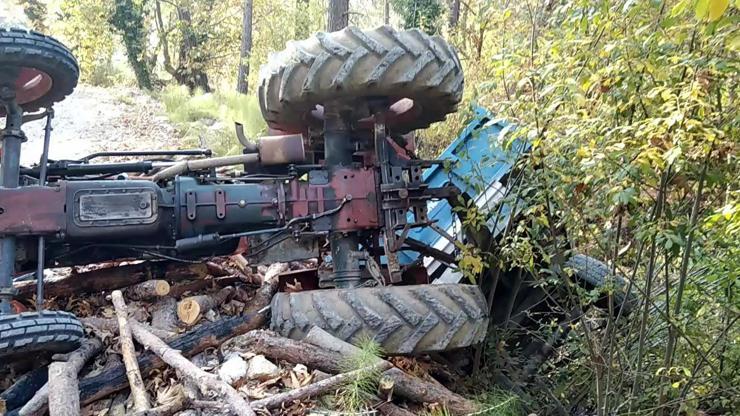 Devrilen traktörün altında kalan baba- oğul öldü
