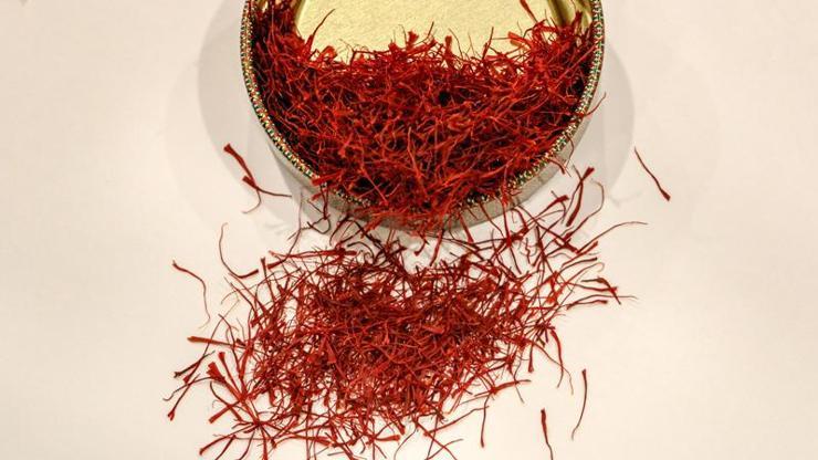 Kilosu 50 bin lirayı bulan safranı, at kılıyla taklit ediyorlar