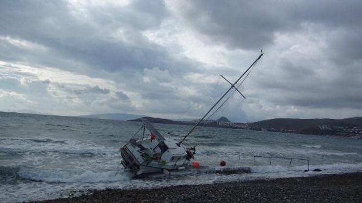 Bodrumda rüzgarda sürüklenen tekne karaya oturdu