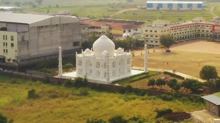 Hintli öğretmen, eşine olan sevgisinin sembolü olarak Taj Mahal’in bir kopyasını inşa ettirdi