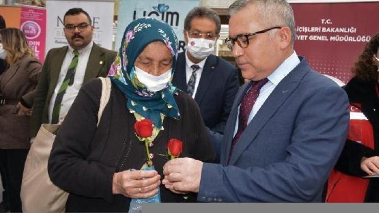 Kadınlara gül ve broşür dağıtıldı