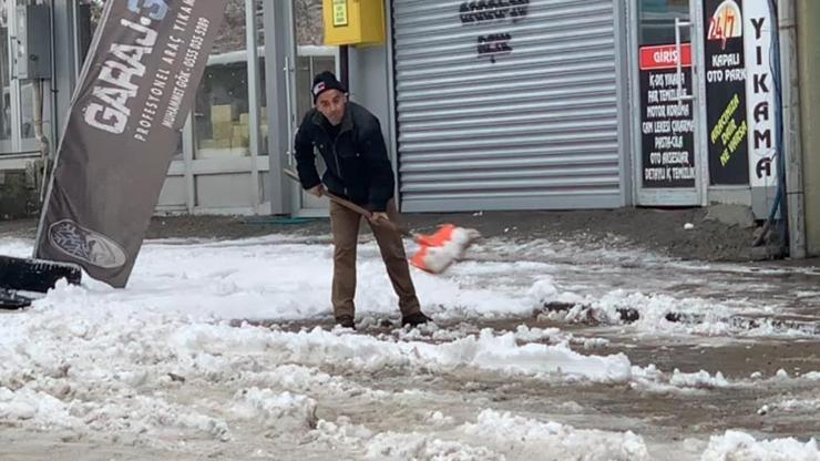 Sarıkamış’ta vatandaşların kar mesaisi başladı