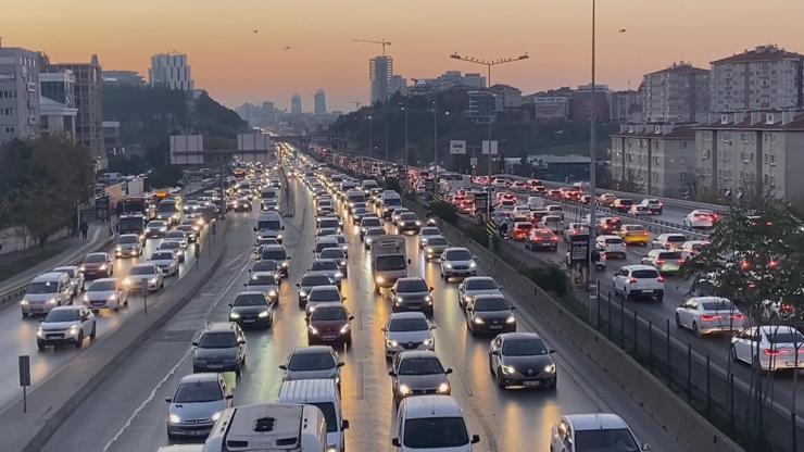 Kısıtlamalar sonrası çileye dönüşen İstanbul trafiğinde servis faktörü