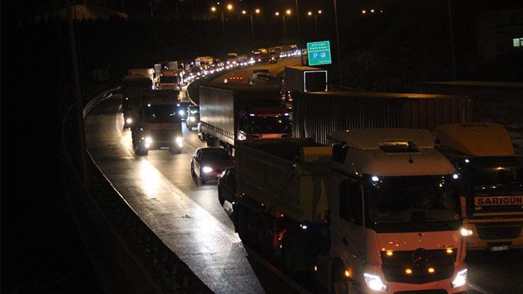 TEMde iki TIR çarpıştı: Kilometrelerce kuyruk oluştu