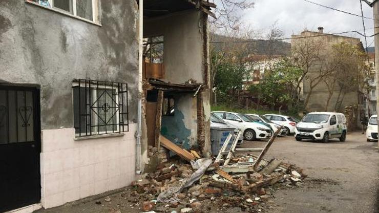 Bursada fırtına: Aydınlatma direkleri devrildi