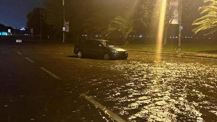 Kartal sahil yolu sular altında kalınca trafiğe kapatıldı