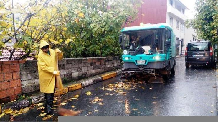 Beyoğlu Belediyesi ekipleri fırtına ve yağmurla mücadele için sahada
