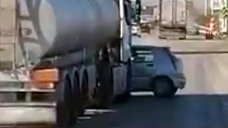 TIRın otomobili metrelerce sürüklediği anlar kamerada