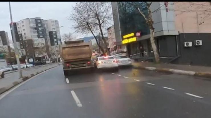 Hafriyat kamyonunu geçmek isterken kaza yaptı