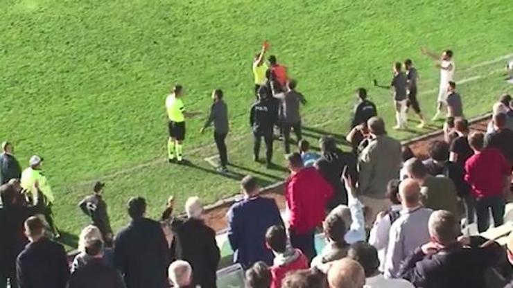 Hakeme kafa atan futbolcu özür diledi