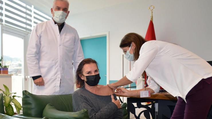 Perihan Savaş 4’üncü doz aşısını Muğla’da yaptırdı