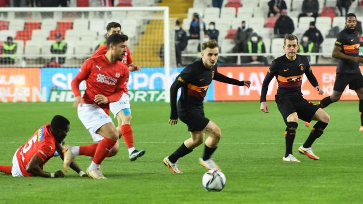 Galatasaray Sivasta yenildi, Muslera sedyeyle çıktı