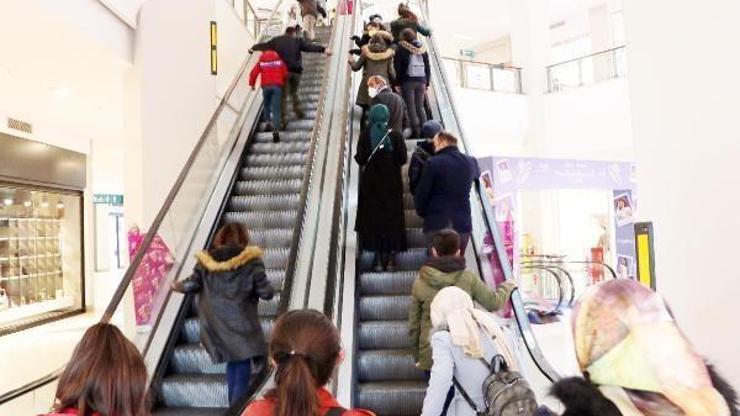 Köylerinden ilk defa çıkan çocukların yürüyen merdiven şaşkınlığı