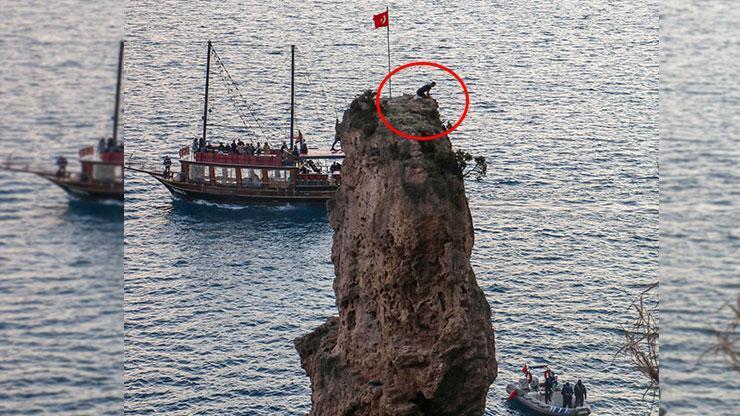 Yıpranmış Türk bayrağını değiştirmek için çıktığı kayalıkta mahsur kaldı