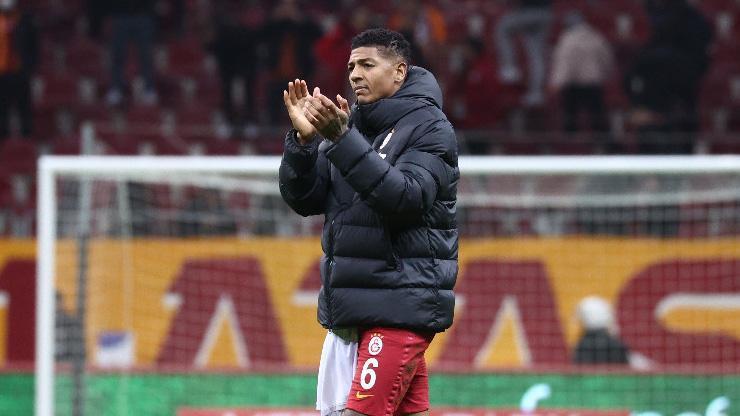 Son dakika... Galatasarayda van Aanholtun bileti kesildi