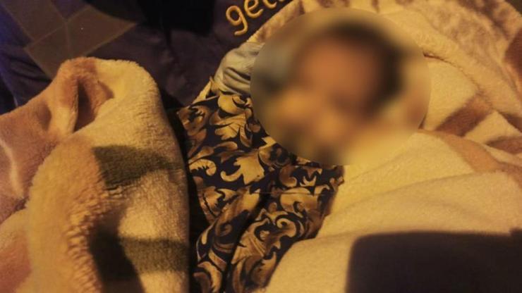 Bebeği çantaya koyup biberonu ile sokağa bıraktılar