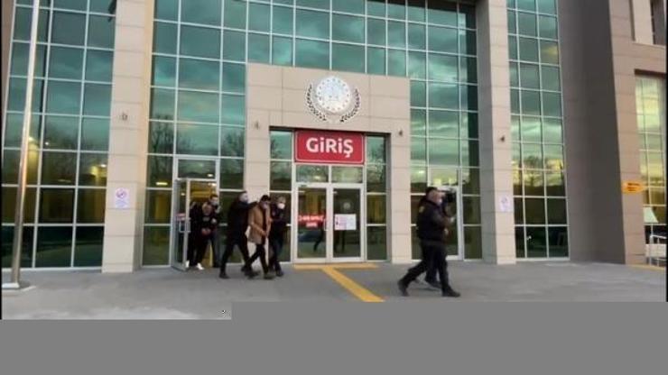 Darbettikleri kişiye hesabından zorla para çektiren 3 şüpheli tutuklandı