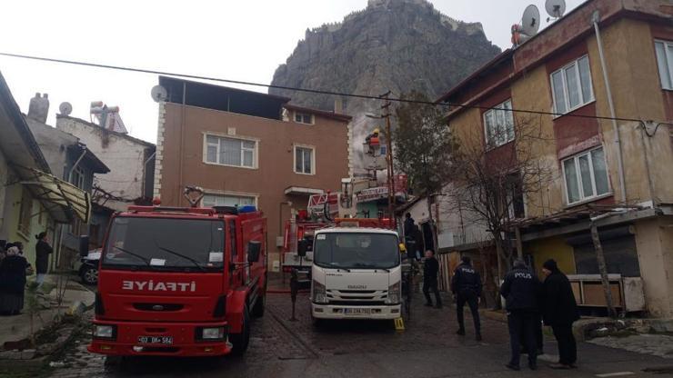 İtfaiyenin dar sokaklara park eden araçlarla mücadelesi