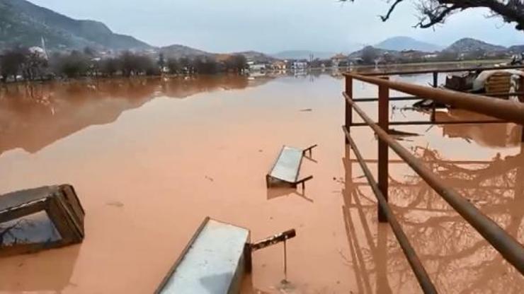 Burdurda dere suyu taştı, bazı evler su altında kaldı