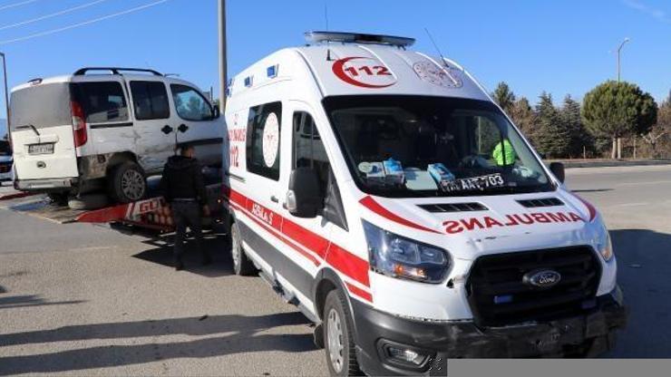 Hasta sevkine giden ambulans kaza yaptı, 1 sağlıkçı yaralandı