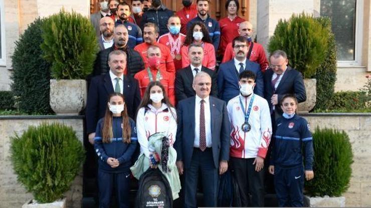 Diyarbakır Valisi, dereceye giren milli sporcuları ağırladı
