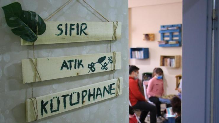 Öğrenciler yaptı... Doğanın içindeki okula geri dönüşümle kütüphane kuruldu