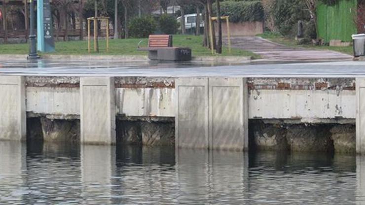 Kurbağalıderede beton plakalar suya düştü