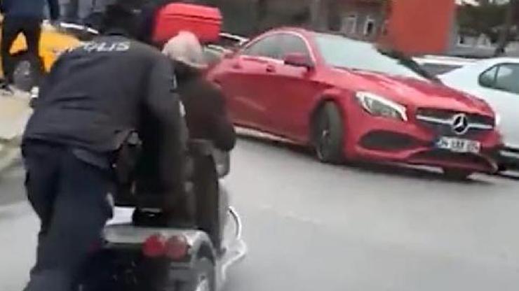 Yolda kalan engelli vatandaşa polis memuru yardım etti