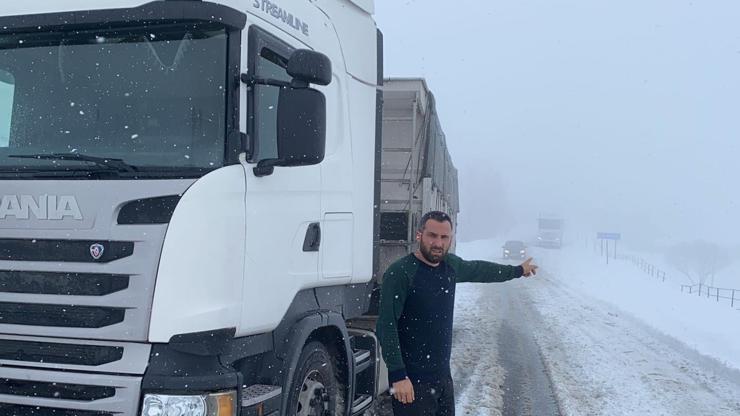 Kar nedeniyle yolda mahsur kalan 8 TIRın şoförleri kurtarılmayı bekliyor