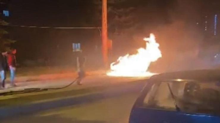 Otomobil alev alev yandı, sürücü son anda kurtuldu