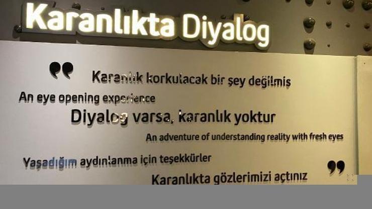 Sultangazi Belediyesi öğretmenleri Karanlıkta Diyalog Müzesi’ni ziyaret etti