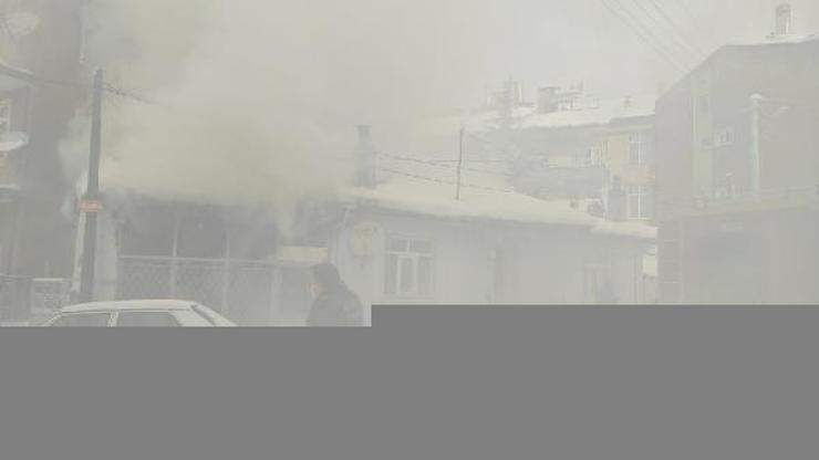 Tek katlı evde çıkan yangın paniğe neden oldu