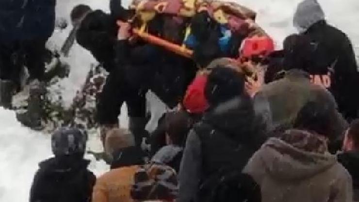 Kar küreyen iş makinesi uçuruma yuvarlandı; 2 yaralı