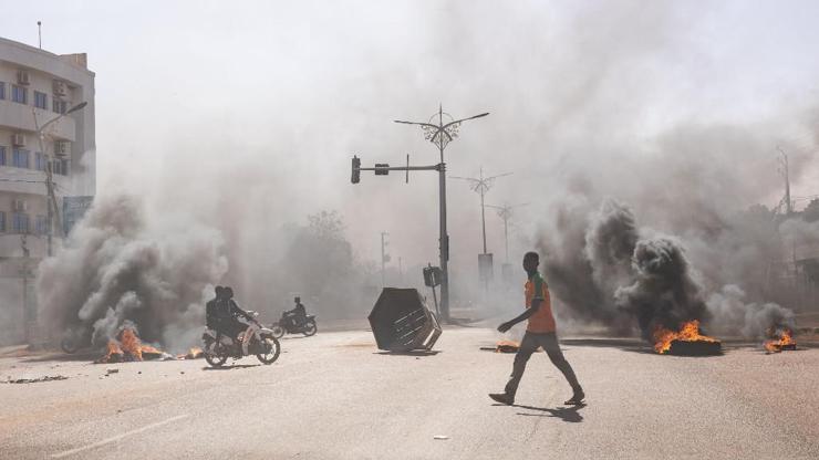 Burkina Faso’da askerler Cumhurbaşkanı Kabore’yi alıkoydu