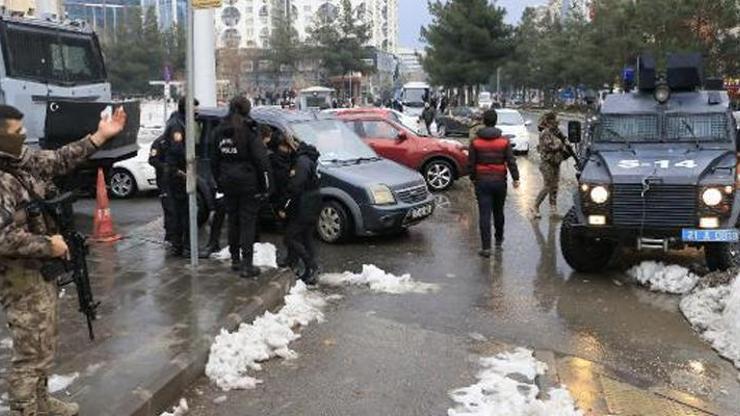 Adliye çıkış bıçaklı, silahlı kavga: 4 yaralı