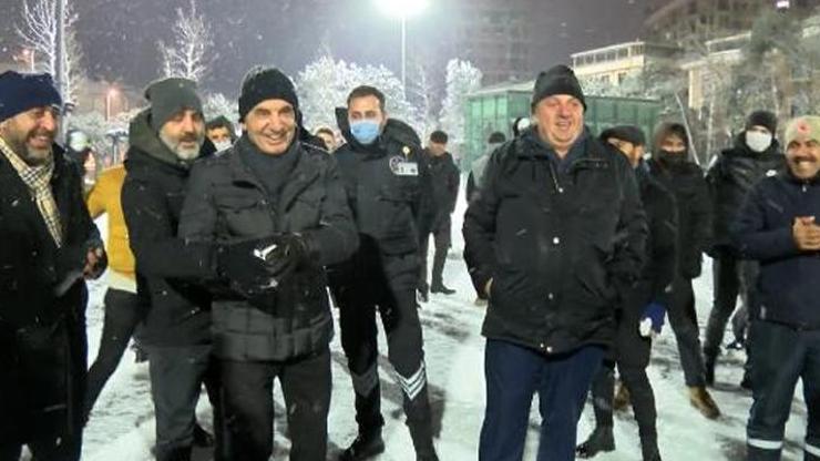 Ümraniye Belediye Başkanı Yıldırım gençlerle kartopu oynadı