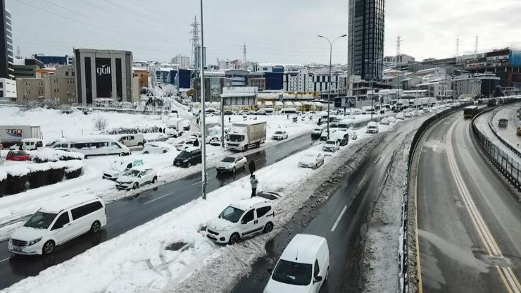 Kar İstanbulu terk etmedi Meteoroloji saat verdi