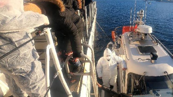 Motoru arızalanan lastik bottaki 18 kaçak göçmen kurtarıldı