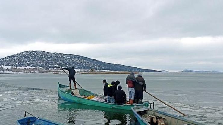 Mada Adası sakinlerinin donan gölde zorlu yolculuğu