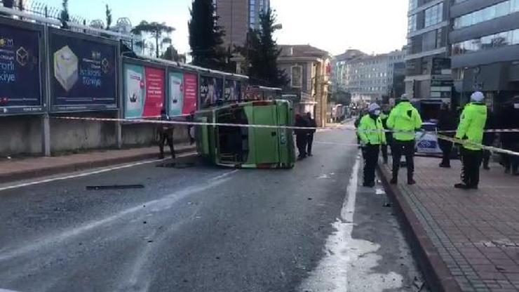 Şişlide kaza yapan yolcu minibüsü devrildi