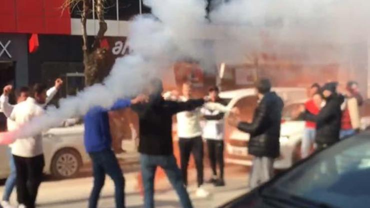 Asker uğurlamasında yolu kapatıp, meşalelerle çiftetelli oynadılar