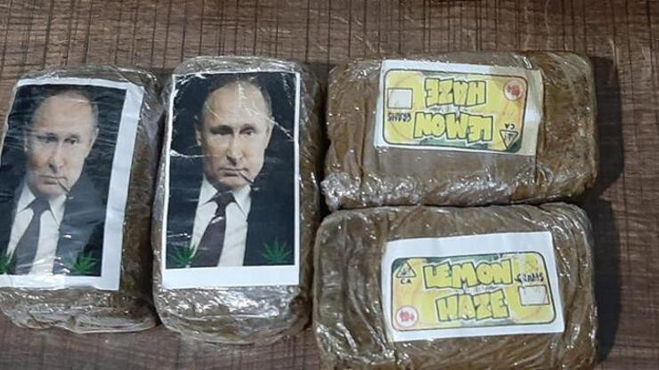 Kıyıya vuran paketten çıktı Her birinin üstünde Putinin fotoğrafı var