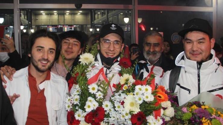 Olimpiyatlarda tarih yazan Furkan Akar yurda döndü