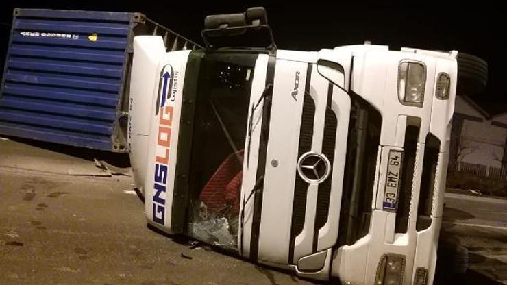 Kayseride TIR devrildi: 1 yaralı