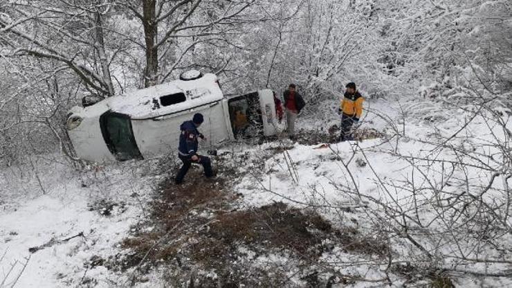 Tokatta hafif ticari araç uçuruma yuvarlandı: 5 yaralı