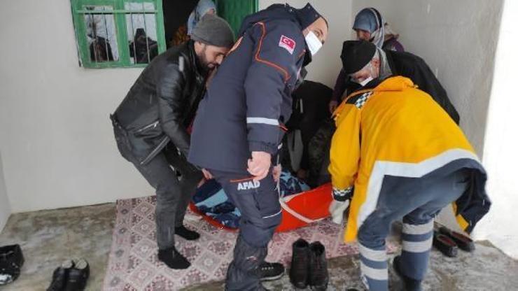 Hastalanan kadın AFAD, UMKE ekipleri tarafından paletli ambulansla hastaneye ulaştırıldı