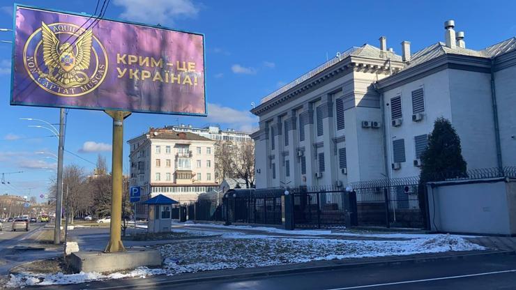 Büyükelçilik önüne Kırım Ukrayna’dır pankartları asıldı