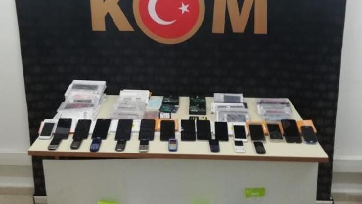 Bucakta polis 24 kaçak telefon ele geçirdi