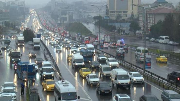 İstanbulda yağmur trafiği olumsuz etkiledi
