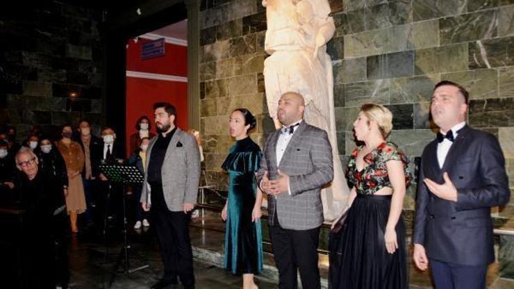 Antalya Müzesinde heykeller arasında opera